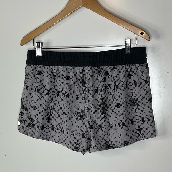 Vuori Clementine Shorts in Gray Shibori Print Size Large - Picture 3 of 5